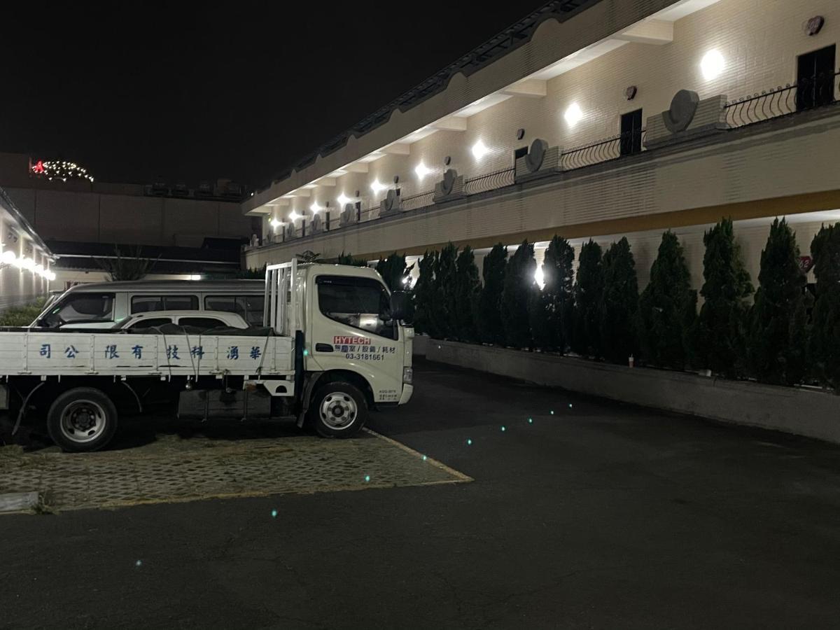 Hua Xiang Motel - Fengshan Kaohsiung Exterior photo